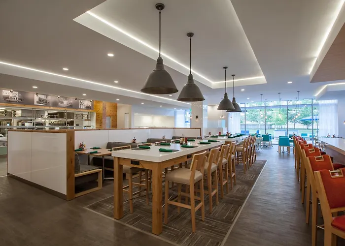 Top Hotels with Shuttle to Cleveland Clinic